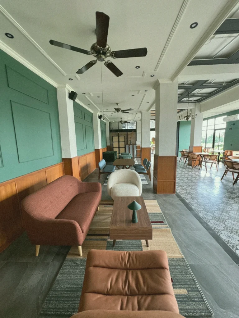 AT 06, a cozy coworking space in Canggu Bali with high-speed WiFi, air conditioning, and comfy seating, perfect for digital nomads who love good food and great vibes.