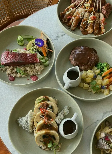 A top-down view of several healthy and delicious Asian fusion dishes served at at06 Bali in Canggu.